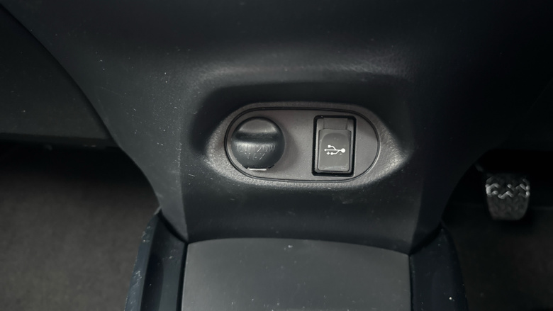 Toyota Yaris 1.33 VVT-i Design 5dr Petrol Hatchback